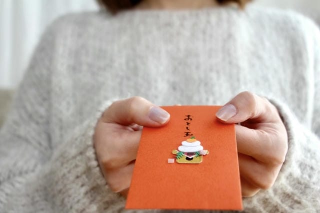 お年玉をあげるタイミングはいつがいい？渡すのに適切な時期やマナー