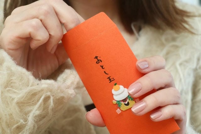 お年玉をすぐその場で開けるのはNG？受け取るときの正しい作法