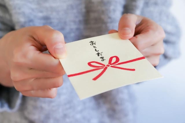 お年玉を孫から祖父母へ贈りたい！適切な金額相場と基本マナー