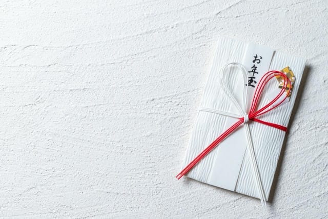 お年玉で10万円は非常識？贈る際の注意点と出すに足る理由について