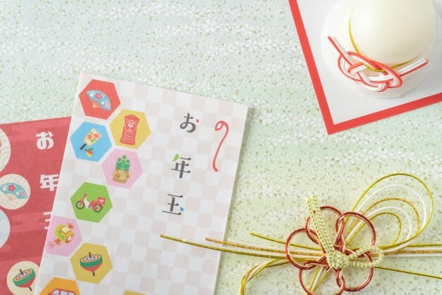 お年玉を夫婦別々で渡すのはありか？まとめるかの判断やマナー
